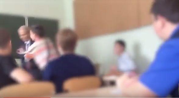 В Якутии студент колледжа избил пожилого преподавателя. ВИДЕО