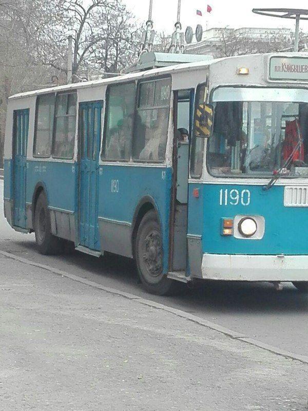 В Волгограде водитель троллейбуса остановился, чтобы снять наличность с карты