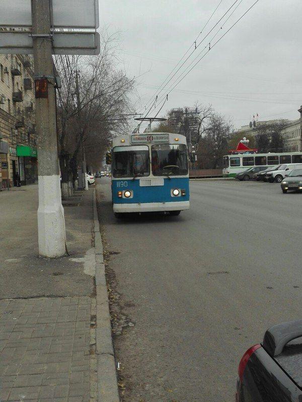 В Волгограде водитель троллейбуса остановился, чтобы снять наличность с карты