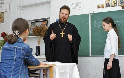 Страсти по Христу: введут ли изучение православия в школьный курс?