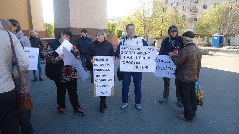 Волгоградские родители второй раз выйдут на пикет против аутсорсинга