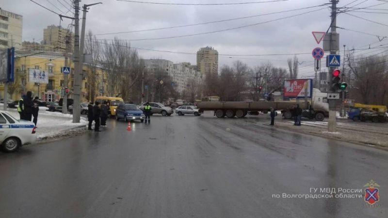 В Волгограде кроссовер сбил девушку на пешеходном переходе