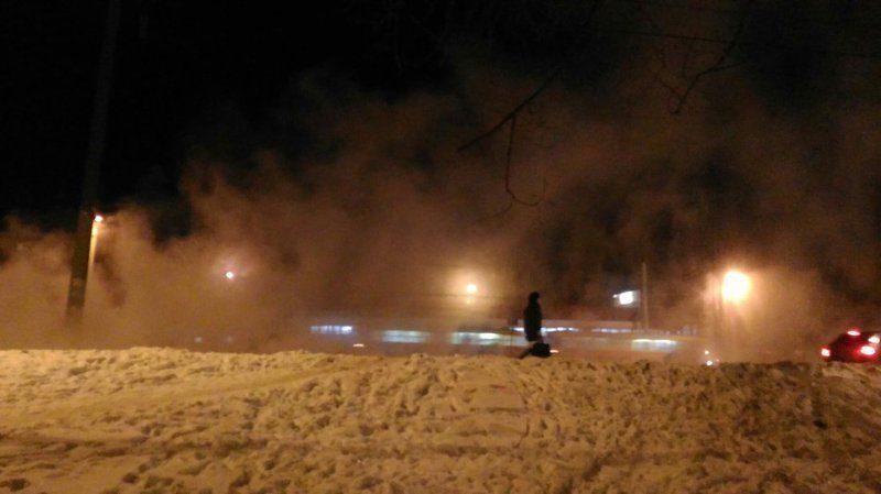 В Дзержинском районе Волгограда у остановки “Лицей №7” прорвало теплопровод