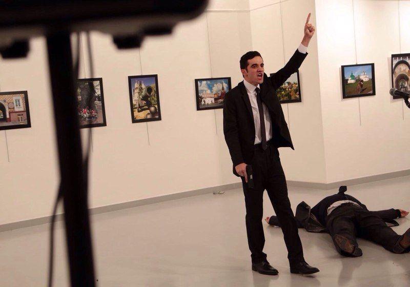 В Анкаре в результате покушения скончался российский посол Андрей Карлов