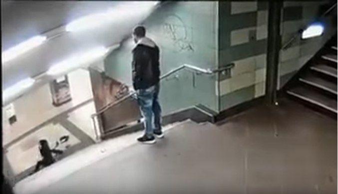 “Спасибо, Меркель!”: Пьяный мигрант столкнул немку с лестницы метро