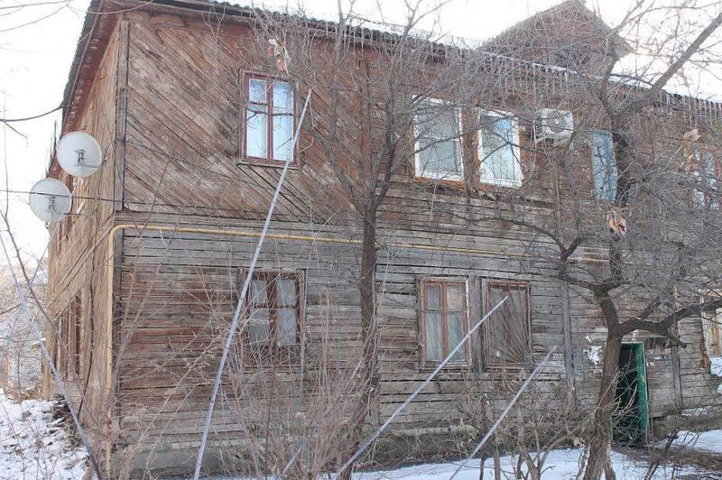 В Волгограде жильцы аварийного дома латают дыры подручными средствами
