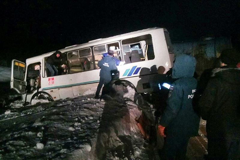 В Пермском крае на трассе разбился автобус с нефтяниками