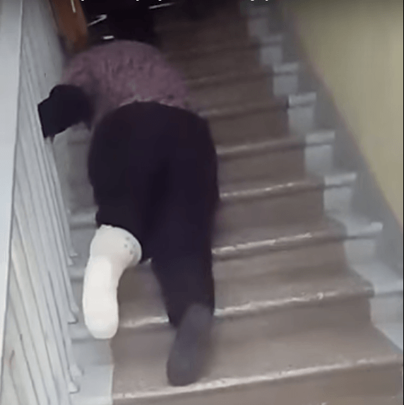СК проверяет поликлинику, в которой женщине пришлось ползти по лестнице из-за больной ноги