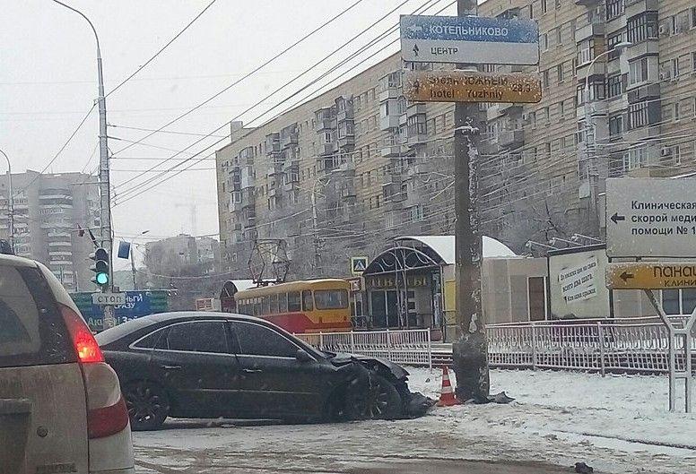 На юге Волгограда иномарка протаранила столб