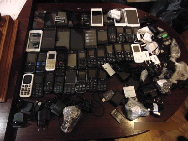 В волгоградскую колонию пытались передать больше 40 мобильных телефонов