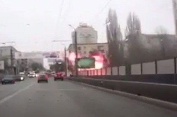 Взрыв в центре Волгограда попал на камеру видеорегистратора автомобиля