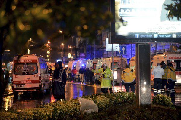 Террорист в костюме Санта-Клауса убил в ночном клубе 39 человек