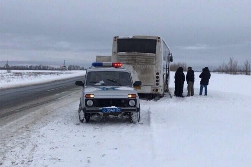 Воронежские инспекторы ДПС спасли замерзающих волгоградцев