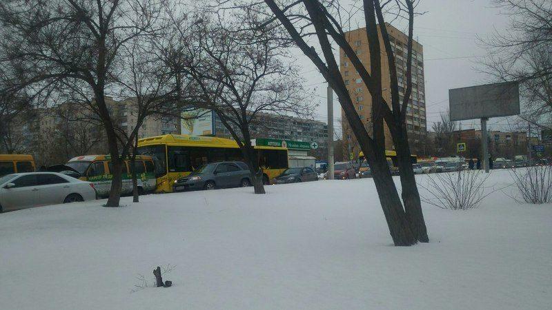 В Волгограде автобус протаранил маршрутку