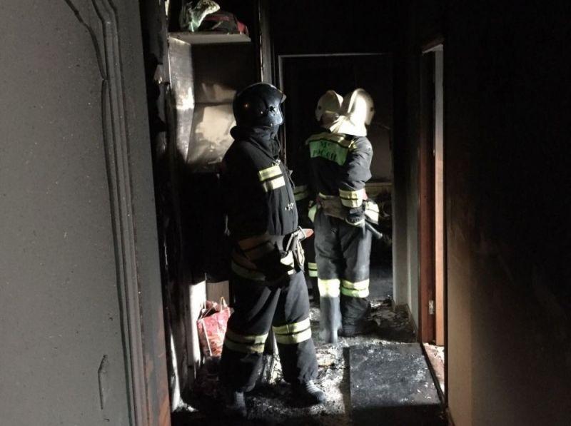 В Волгограде сотрудники МЧС из горящей квартиры спасли пять человек
