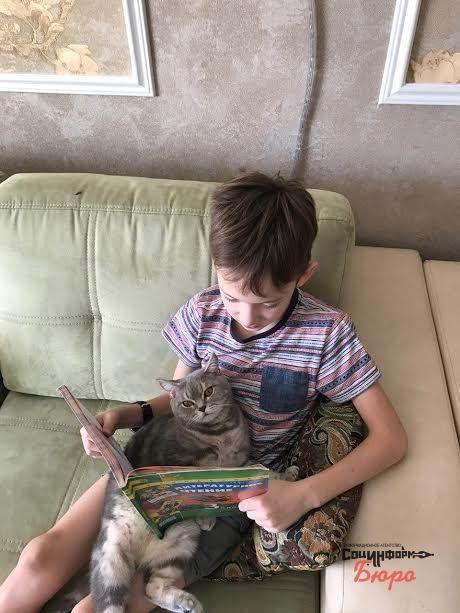 Младший сын Василий читает с Марселем книгу