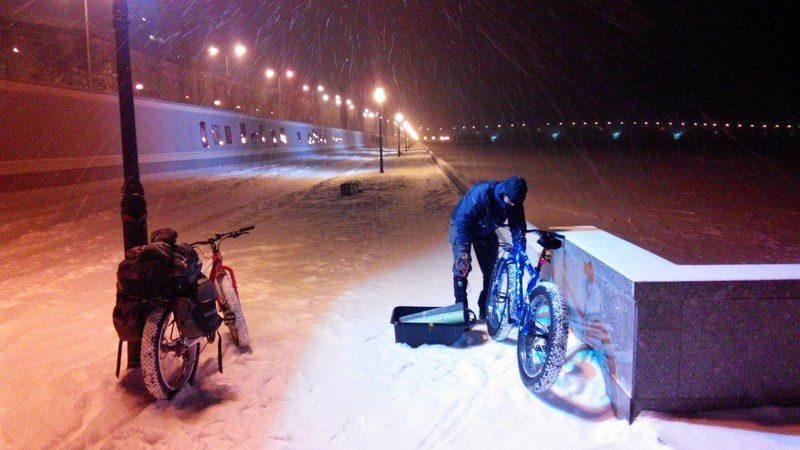 Потомок героя Родимцева отправился в Волгоград по льду Волги на велосипеде