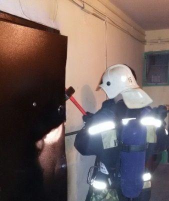 В Волгограде сотрудники МЧС из горящей квартиры спасли пять человек