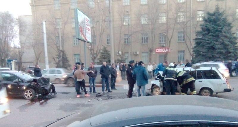 На проспекте Ленина две машины столкнулись лоб в лоб
