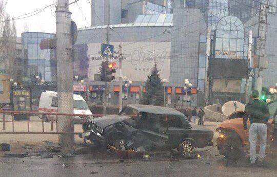 Ранним утром на площади Чекистов столкнулись Porsche Cayenne и ВАЗ-2107