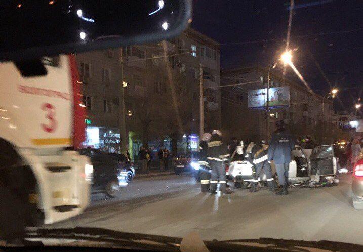 На проспекте Ленина две машины столкнулись лоб в лоб