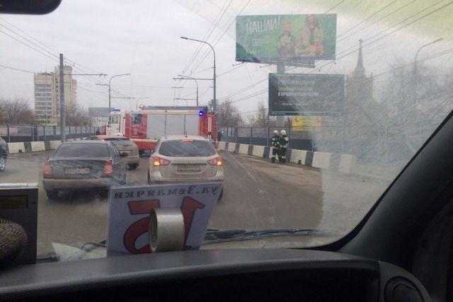 В Волгограде из-за подозрительного пакета остановили движение на Комсомольском мосту