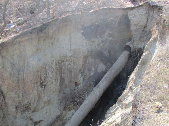 В Комсомольском парке из-за порыва трубы образовался 15-метровый овраг