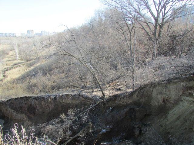 В Комсомольском парке из-за порыва трубы образовался 15-метровый овраг