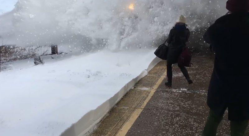    Скоростной поезд завалил снегом стоящих на перроне пассажиров 