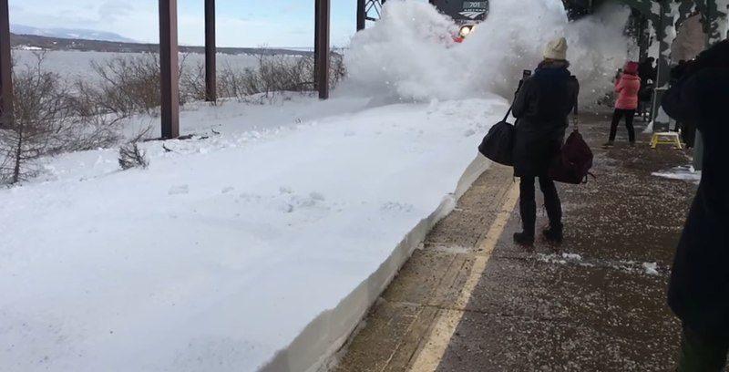 Скоростной поезд завалил снегом стоящих на перроне пассажиров