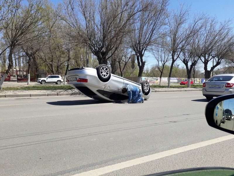 На западе Волгограда перевернулась иномарка с московскими номерами. ФОТО