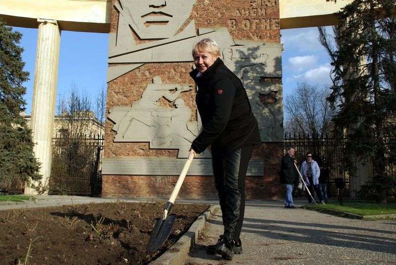 Волгоградские депутаты устроили фотосессию с граблями и лопатами 