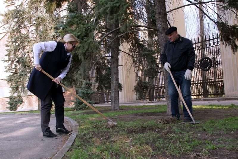Волгоградские депутаты устроили фотосессию с граблями и лопатами