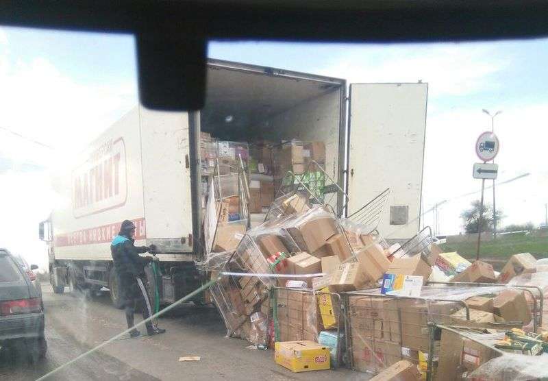 В Волгограде фура растеряла на дороге коробки с продуктами 