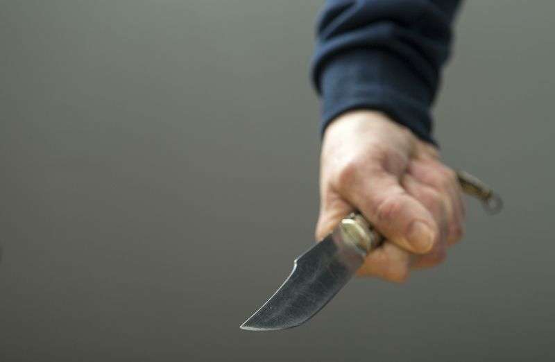 Житель Новоаннинского кинулся с ножом на полицейских