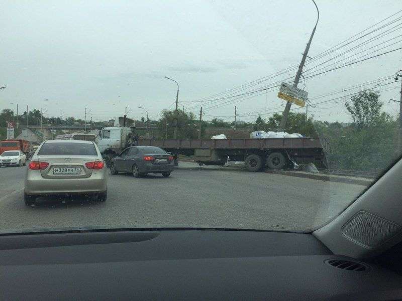 В Советском районе грузовик выронил на дорогу мешки с цементом