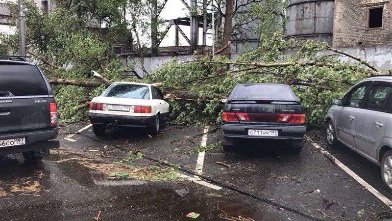 В Москве мощный ураган валит деревья и срывает крыши