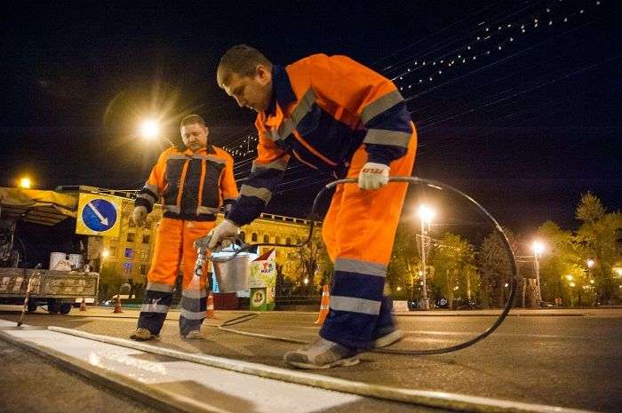 В Волгограде по ночам рисуют дорожную разметку