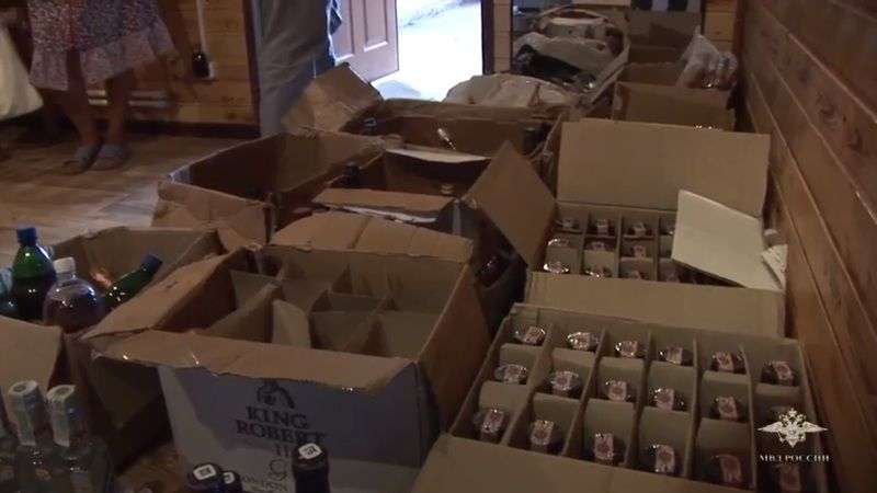 Полиция изъяла 1500 бутылок фальсификата под Волгоградом. ВИДЕО