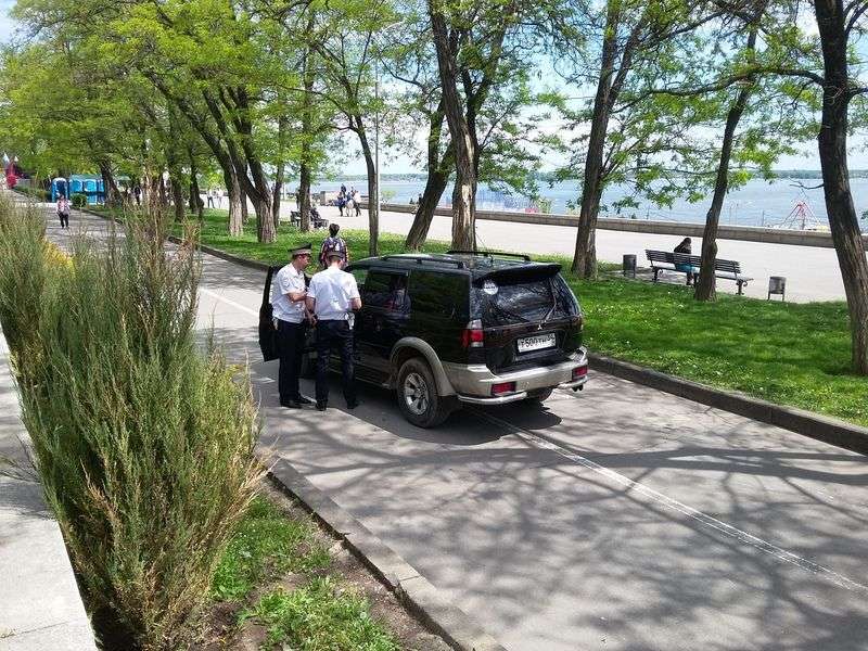 В Волгограде водитель на внедорожнике рассекал по пешеходной зоне Центральной набережной