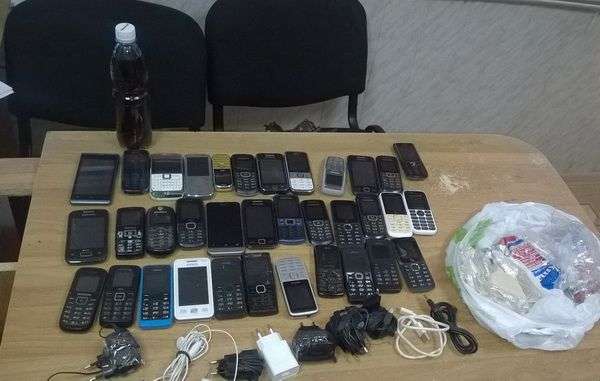 В волгоградскую колонию пытались перебросить 35 мобильников и алкоголь