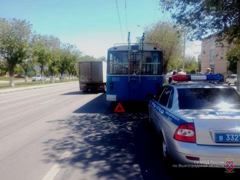 В Дзержинском районе иномарка столкнулась с троллейбусом: есть пострадавшие