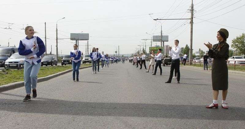 Студенты ВолГУ провели массовый танцевальный флешмоб ко Дню Победы