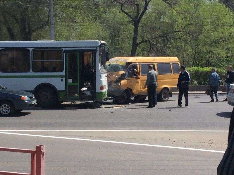 На севере Волгограда маршрутка столкнулась с автобусом