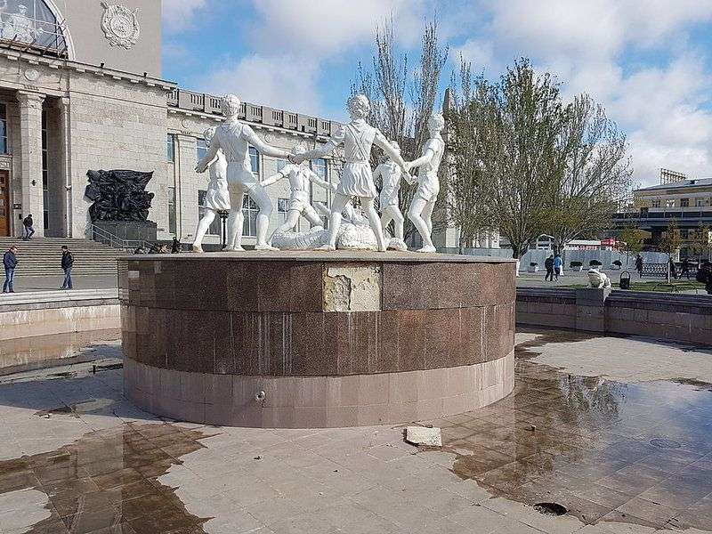 В Волгограде многострадальный фонтан “Детский хоровод” возобновил свое разрушение