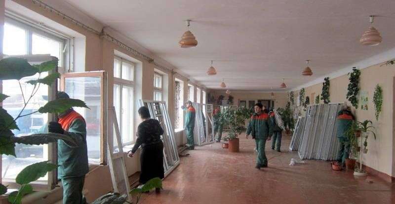В школах и садиках Волгоградской области заменят окна