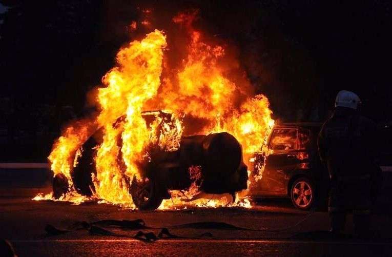 В Волжском пироманы сожгли Nissan Pathfinder и Audi A4