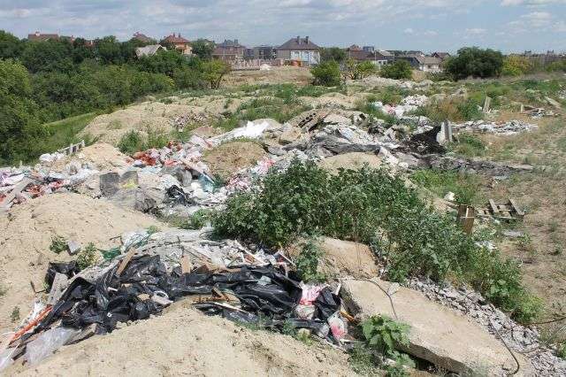 Природный комплекс в Кировском районе заливают жидкими отходами из хосписа