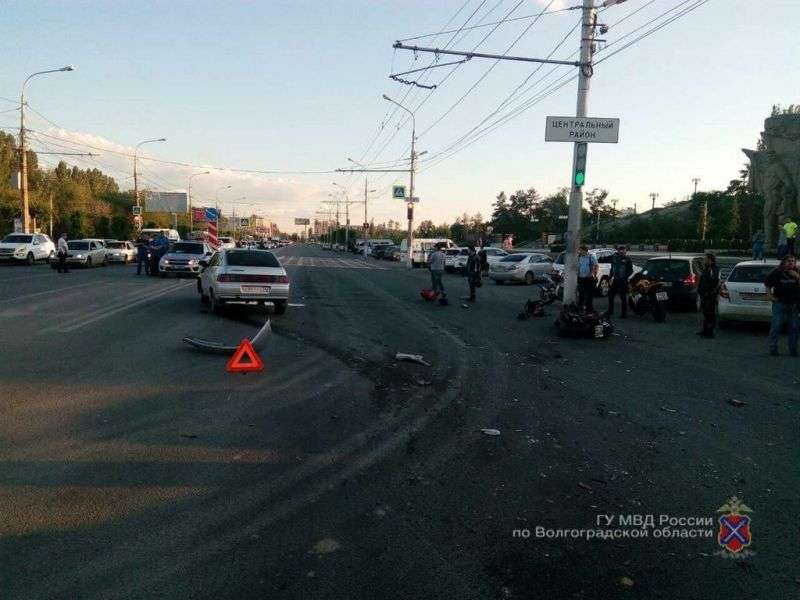 В центре Волгограда ВАЗ столкнулся с мотоциклом: пострадали парень и девушка