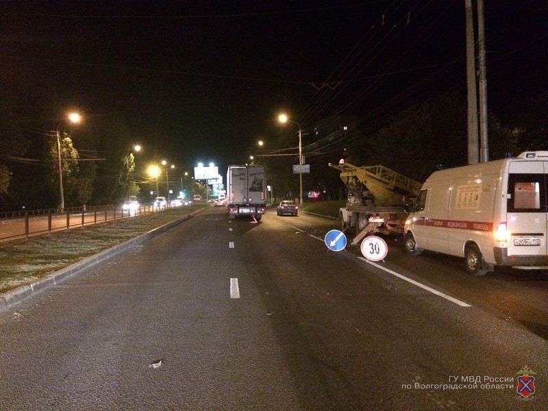 В Кировском районе водитель “Вольво” въехал в стоящий грузовик